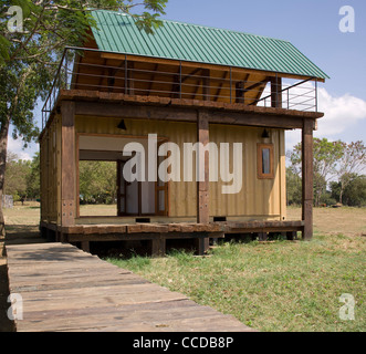 Cabana Maduru Oya Sri Lanka Damith Premathilake Architektur See Ferienhaus mit Versandbehälter und Holz aus Waffe Stockfoto