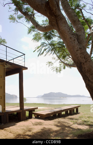 Cabana Maduru Oya Sri Lanka Damith Premathilake Architektur See Ferienhaus mit Versandbehälter und Holz aus Waffe Stockfoto