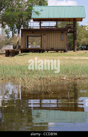 Cabana Maduru Oya Sri Lanka Damith Premathilake Architektur See Ferienhaus mit Versandbehälter und Holz aus Waffe Stockfoto