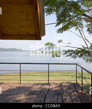 Cabana Maduru Oya Sri Lanka Damith Premathilake Architektur See Ferienhaus mit Versandbehälter und Holz aus Waffe Stockfoto