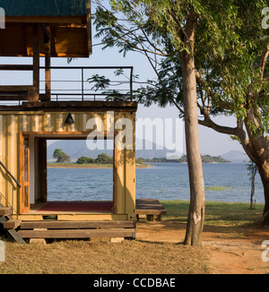 Cabana Maduru Oya Sri Lanka Damith Premathilake Architektur See Ferienhaus mit Versandbehälter und Holz aus Waffe Stockfoto