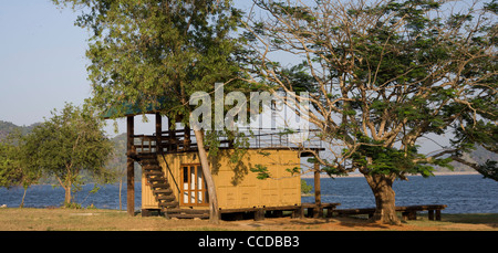 Cabana Maduru Oya Sri Lanka Damith Premathilake Architektur See Ferienhaus mit Versandbehälter und Holz aus Waffe Stockfoto