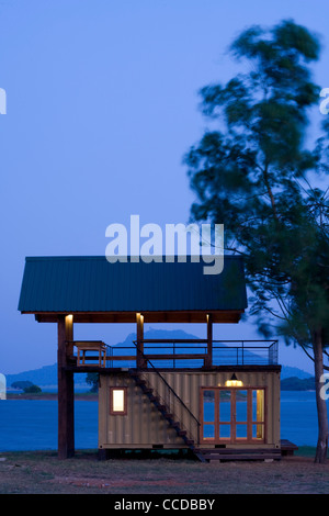 Cabana Maduru Oya Sri Lanka Damith Premathilake Architektur See Ferienhaus mit Versandbehälter und Holz aus Waffe Stockfoto