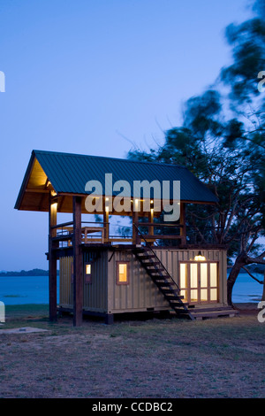 Cabana Maduru Oya Sri Lanka Damith Premathilake Architektur See Ferienhaus mit Versandbehälter und Holz aus Waffe Stockfoto