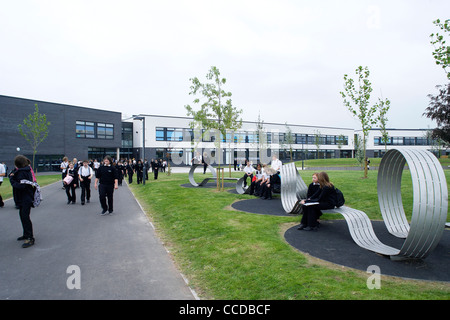 Brislington Enterprise College Flacq Architekten Bristol 2008 allgemeine äußere erschossen mit modernen Flachbau als Studenten Stockfoto