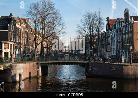 .BLICK in die Innenstadt von Amsterdam, Niederlande, Blick entlang der Leidsegracht Kanal von Prinsengracht Stockfoto