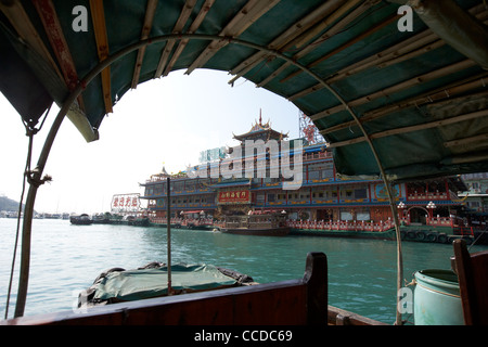 Blick auf Jumbo Königreich schwimmendes Restaurant von Sampan Bootsfahrt in Aberdeen harbour Hongkong Sonderverwaltungsregion Hongkong China Asien Stockfoto