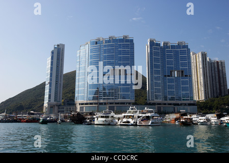 Werften vor der Larvotto Türme ap Lei Chau Aberdeen harbour Hongkong Sonderverwaltungsregion Hongkong China Asien Stockfoto