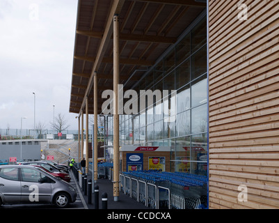 Tesco Cheetham Hill Manchester Michael Aukett Architekten 2009 Energieeffizienz Verkleidung Detail der Haupteingang Stockfoto