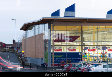 Tesco Cheetham Hill Manchester Michael Aukett Architekten 2009 Energieeffizienz detail außen Holz Verkleidung Lüftung Stockfoto