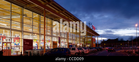 Tesco Cheetham Hill Manchester Michael Aukett Architekten 2009 Energieeffizienz schräg Höhe der Haupteingang in der Abenddämmerung Stockfoto