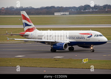 British Airways Airbus A319 Passagierflugzeug, Besteuerung, Start-und Landebahn, Flughafen Düsseldorf, Deutschland. Stockfoto