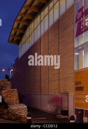 Tesco Cheetham Hill Manchester Michael Aukett Architekten 2009 Energieeffizienz Detail des äußeren in der Abenddämmerung Stockfoto