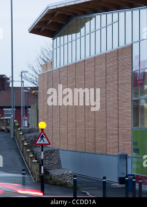 Tesco Cheetham Hill Manchester Michael Aukett Architekten 2009 Energieeffizienz Seitenansicht mit Holz Verkleidung Stockfoto