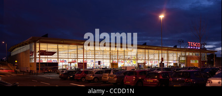 Tesco Cheetham Hill Manchester Michael Aukett Architekten 2009 Energieeffizienz Höhe der Haupteingang in der Abenddämmerung Stockfoto