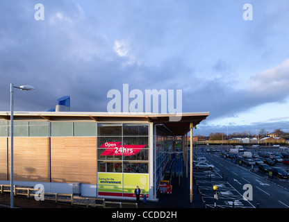 Tesco Cheetham Hill Manchester Michael Aukett Architekten 2009 Energieeffizienz West Höhe mit Parkplatz Stockfoto