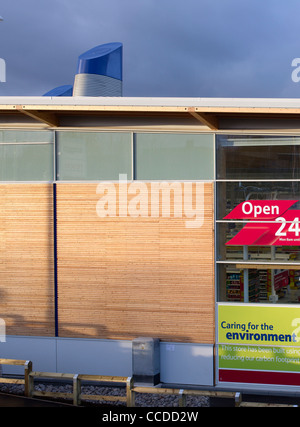 Tesco Cheetham Hill Manchester Michael Aukett Architekten 2009 Energieeffizienz Detail der westlichen Höhe mit Holz Verkleidung Stockfoto