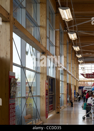 Tesco Cheetham Hill Manchester Michael Aukett Architekten 2009 Energieeffizienz Detail der Holzrahmen mit Fenster Stockfoto