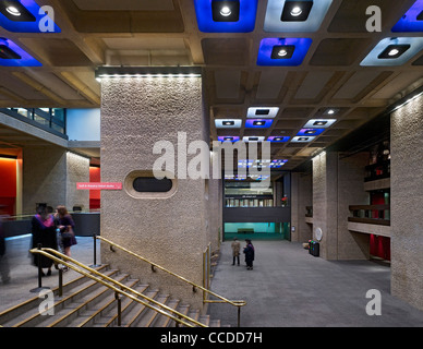 Barbican Centre Immobilien London 1982 Chamberlin Powell und Bon innen Stockfoto