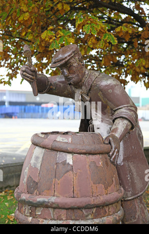 Eine Statue eines Cooper oder Barrel Maker bei der Brauerei Landeszentrale, Burton-Upon-Trent, Staffordshire Stockfoto