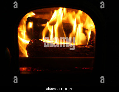 Nahaufnahme von Flammen brennen in einem Holzofen Stovax Stockton 3-Protokoll Protokolle Stockfoto