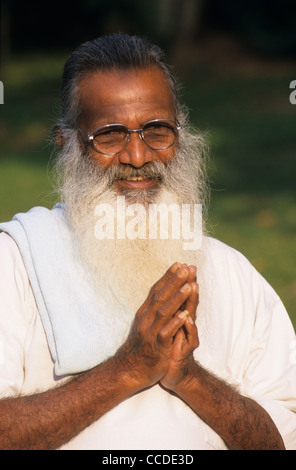 Alter Mann mit Händen, Dambulla, Sri Lanka Stockfoto