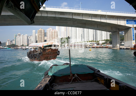 Sampan Bootsfahrten Unterquerung der ap Lei Chau Brücke in Aberdeen harbour Hongkong Sonderverwaltungsregion Hongkong China Asien Stockfoto