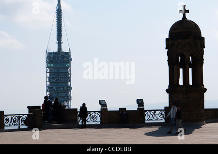 Der Fernmeldeturm Barcelona angesehen vom Tibidabo Vergnügungspark. Stockfoto