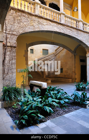 Barcelona, Spanien. Palau del Lloctinent. (Antoni Carbonell - 1549-57) Treppenhaus im Innenhof Stockfoto