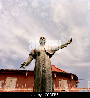 Statue des Hl. Franz Xaver außerhalb der Kirche des Hl. Franz Xaver in Malacca Melaka in Malaysia in Fernost Südostasien. Skulptur Reisen Stockfoto