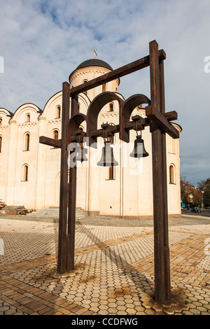 Kuppel-Kirche im Podil Bezirk von Kiew, Ukraine, Osteuropa, mit Anordnung der drei Glocken Stockfoto