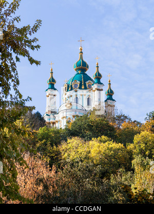 Die berühmte, legendäre St Andrew Church, Andreewskij Usviz, Podil, Kiew, Ukraine mit Herbstfärbung, Osteuropa Stockfoto