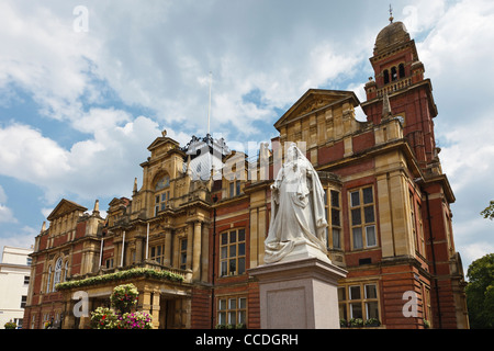 Das Rathaus der Stadt Halle und Königin Victoria Statue, Leamington Spa, Warwickshire, England Stockfoto