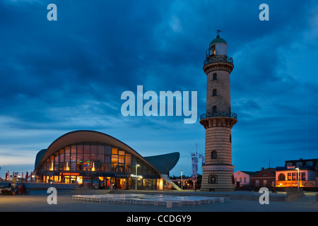 Alter Leuchtturm ein Milchkännchen-Gebäude in Rostock-Warnemünde bei Nacht, Rostock, Mecklenburg-Western Pomerania, Deutschland, Europa Stockfoto