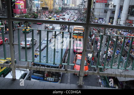 Neue Phetchaburi Road in der Nähe von Pantip Plaza Einkaufszentrum in Bangkok Stockfoto