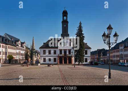 Blick vom Marktplatz auf das Rathaus von Rochlitz Build 1828, Rochlitz, Sachsen Deutschland Europa Stockfoto