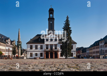 Blick vom Marktplatz auf das Rathaus von Rochlitz Build 1828, Rochlitz, Sachsen Deutschland Europa Stockfoto