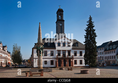 Blick vom Marktplatz auf das Rathaus von Rochlitz Build 1828, Rochlitz, Sachsen Deutschland Europa Stockfoto