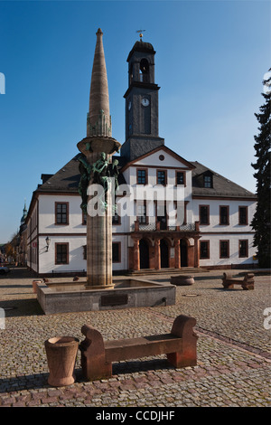 Blick vom Marktplatz auf das Rathaus von Rochlitz Build 1828, Rochlitz, Sachsen Deutschland Europa Stockfoto