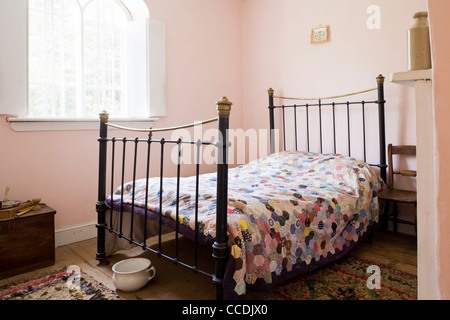 CHILTERN OPEN AIR MUSEUM INNEN SCHLAFZIMMER MAUTHAUS CA. 1850 Stockfoto