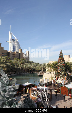 Blick auf das Burj Al Arab aus dem Madinat Souk in Dubai während der Weihnachtszeit. Stockfoto
