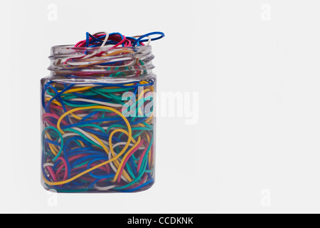 Detailansicht Eines Brille Mit Bunton Gummiringen | Detail-Foto von einem Glas mit bunten Gummibändern Stockfoto