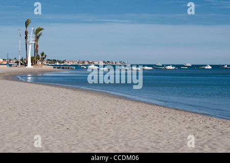 Leeren Strand von Los Alcazares in der Januar-Wintersonne, Murcia, Mar Menor, Südosten Spaniens Stockfoto