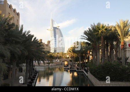 Blick auf das Burj Al Arab aus dem Madinat Souk in Dubai. Stockfoto