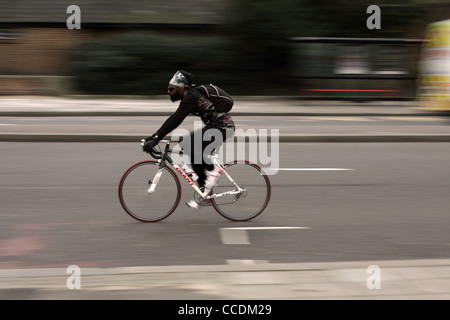 ein Radsportler, die entlang einer Straße in London Stockfoto