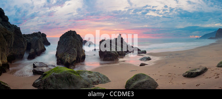 Panorama des Sonnenuntergangs an der kalifornischen Küste entlang Pacific Coast Highway Stockfoto