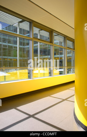 Kaleidoskop Kinder-Zentrum, van Heyningen und Haward Architekten. Bunten Klinik Boden. Stockfoto