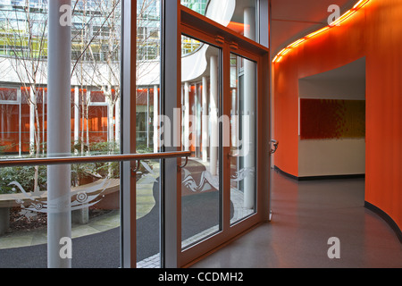 Kaleidoskop Kinder-Zentrum, van Heyningen und Haward Architekten. C-förmigen Grundriss schmiegt sich an zentralen Gartenraum. Stockfoto