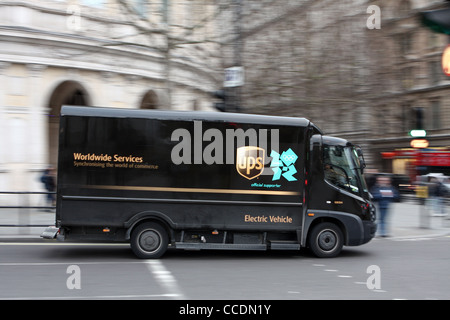 ein "UPS" LKW Reisen entlang einer Straße in London, England Stockfoto