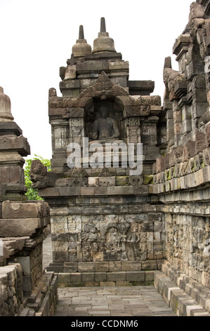 Steinschnitzereien schmücken die Gehwege des buddhistischen Stupa des Borobudur nahe Yogyakarta, Java, Indonesien. Stockfoto